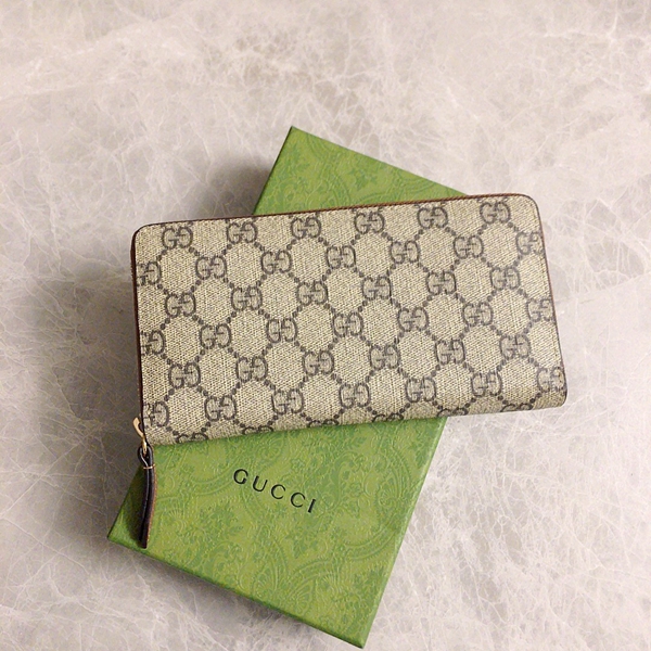 グッチ財布 レプリカ着用イメージ